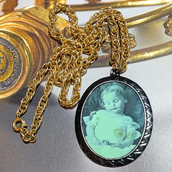 ANTQ VTG Daguerreotype Deceased Child Necklace - Picture 7 of 7